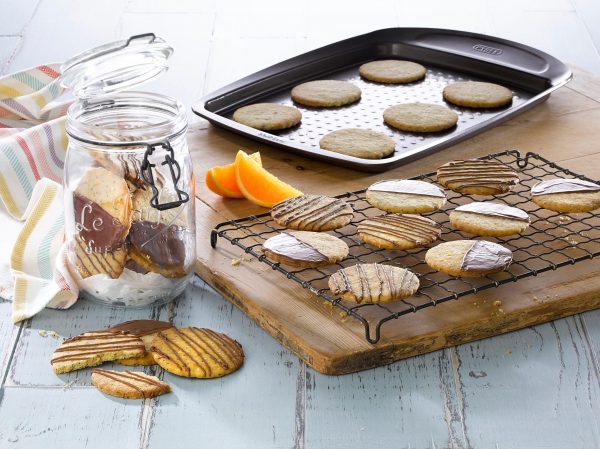 Pyrex Non-Stick Baking Tray 33x25cm - Image 2